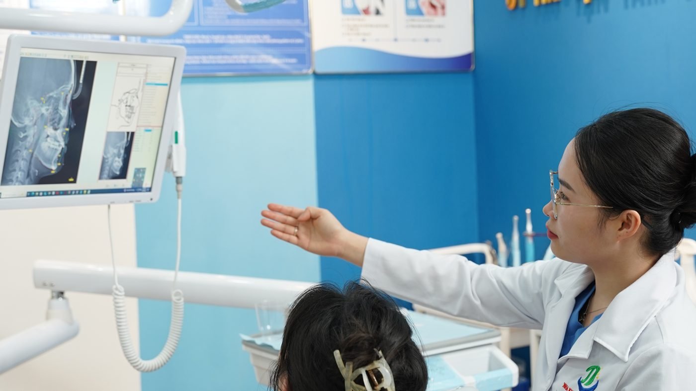 Bác sĩ đọc phim X-quang cho bệnh nhân
