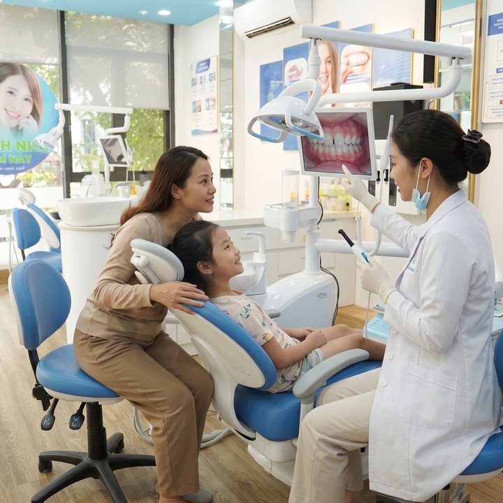Mẹ và con được bác sĩ tư vấn