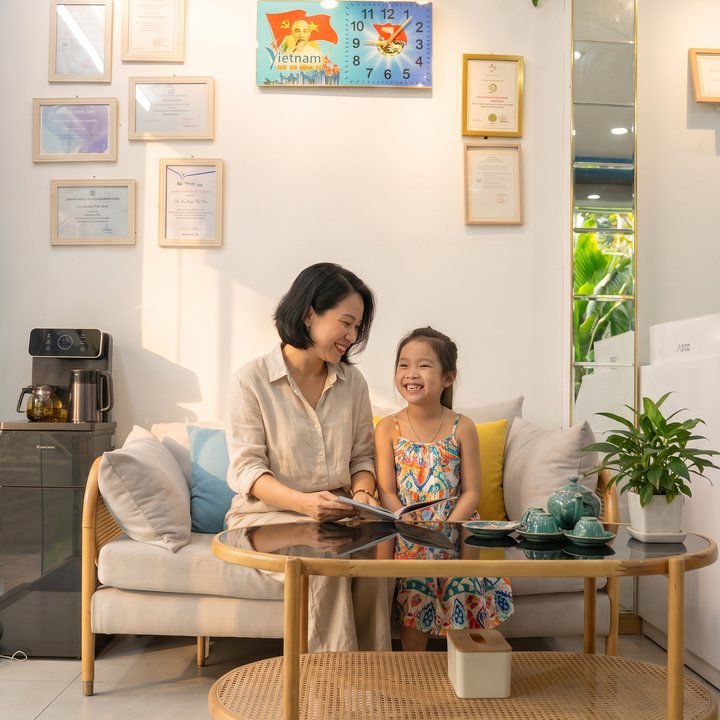 Mẹ và con vui vẻ tại phòng khám