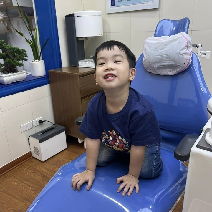 Bé thoải mái trên ghế khám